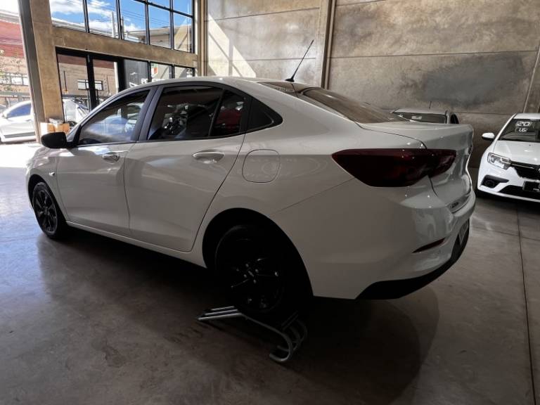 CHEVROLET - ONIX - 2022/2022 - Branca - R$ 76.900,00