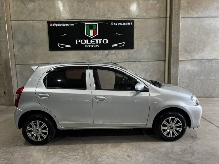 TOYOTA - ETIOS - 2016/2016 - Prata - R$ 47.900,00